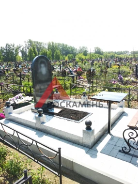 На кладбище